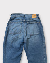 Load image into Gallery viewer, Hollister Curvy Ultra High-Rise Dad Jeans (11)
